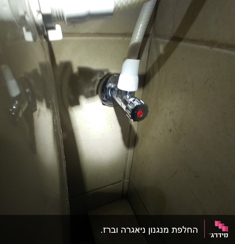 ברז מים עם צינור מחובר לקיר